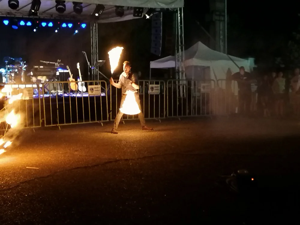 Read more about the article The Art of Fire Juggling: A Beginner’s Guide