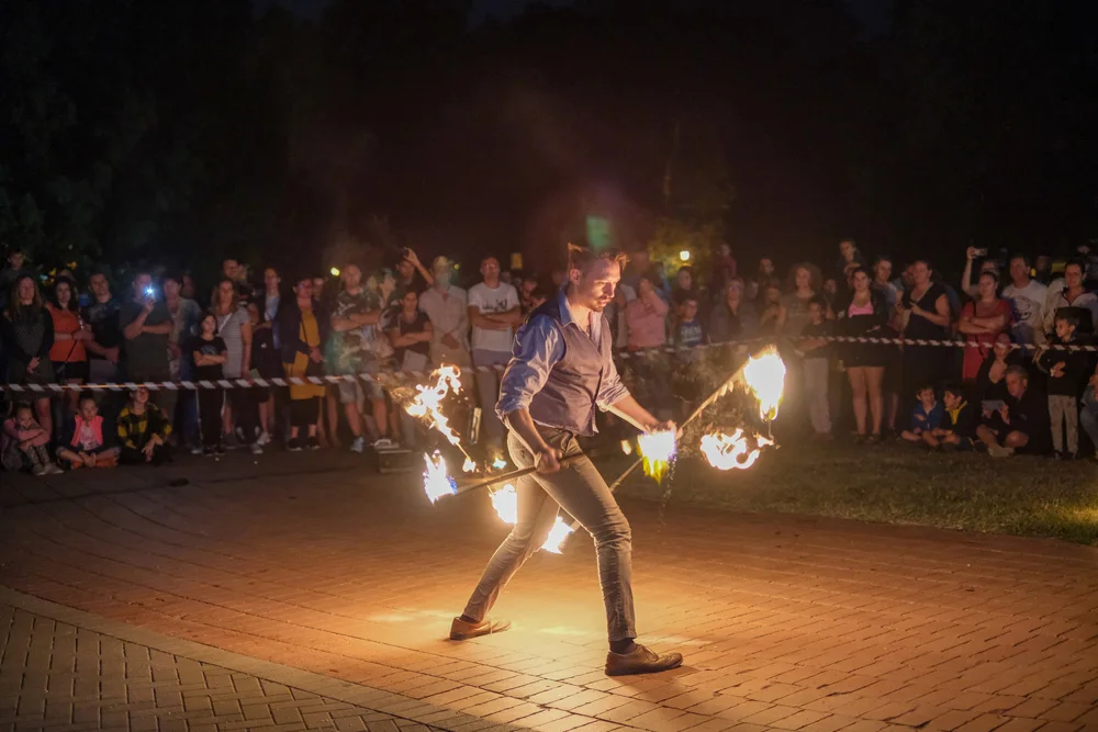 You are currently viewing Eco-Friendly Fire Performances: Green Practices