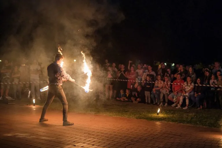 Read more about the article DIY Fire Juggling Props: A Comprehensive Guide