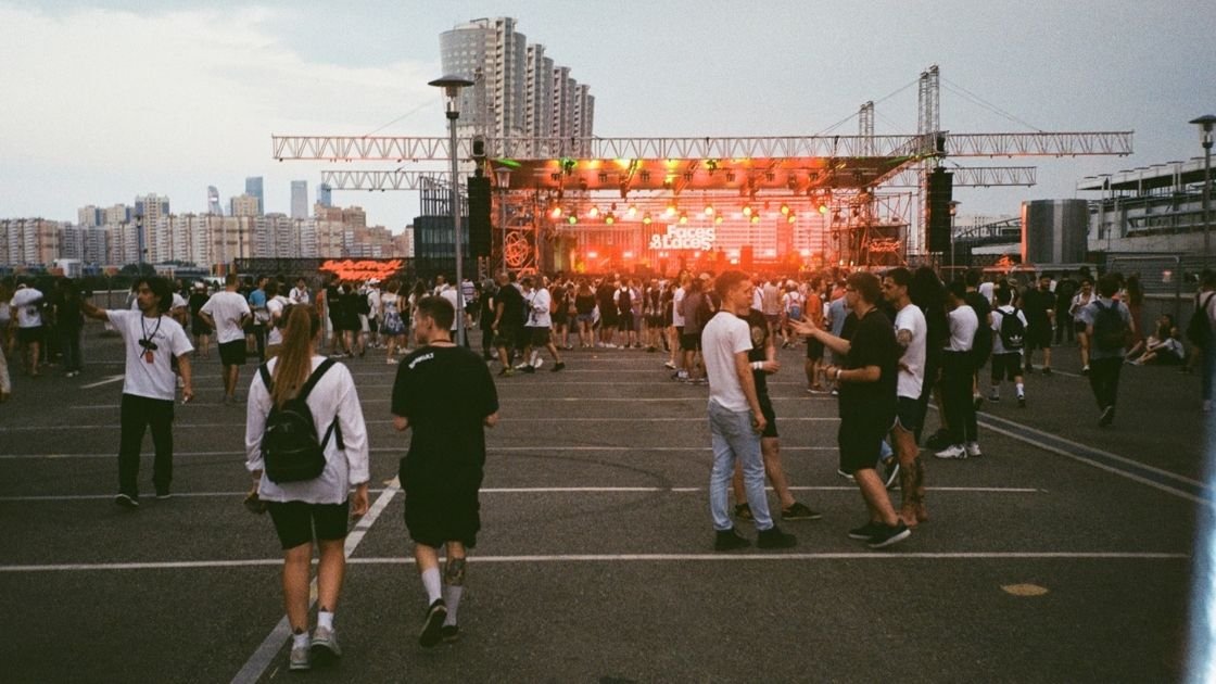 You are currently viewing The Science Behind Fire Dancing: How It Works